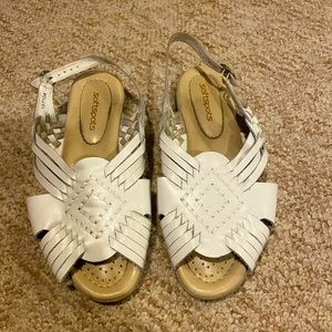 8.5 WW Softspots leather white strap sandals